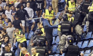 INCIDENT: Grobari bakljom gađali Delije (FOTO)