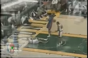 VREMEPLOV: Kako je Radman zakucavanjem podigao na noge Sijetl, a potom se srušio na parket (VIDEO)