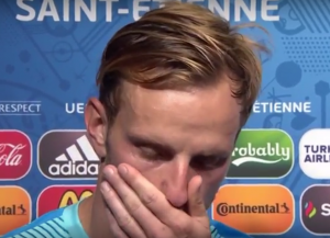 IZRAZ LICA SVE GOVORI: Razočarani Rakitić opleo po hrvatskim navijačima (VIDEO)