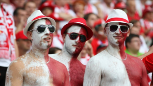 SLIKA DANA: Poljski navijač, prazni redovi na tribinama i miran san (FOTO)