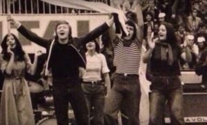 VELIKA PROZIVKA CRNO-BELIH: Jedan od najvatrenijih Zvezdaša koji je od srca pevao himnu Partizana (VIDEO)