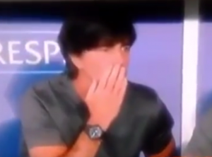 JOAKIM LEV ODVRATNIJI NEGO IKAD: Ovog puta zavukao je ruku u međunožje! I ne samo to… (VIDEO)