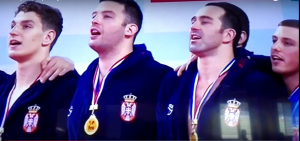 SVI KAO JEDAN: Izliv emocija i osmesi ‘delfina’ dok se intoniralo ‘Bože pravde’ u čast šampiona (VIDEO)