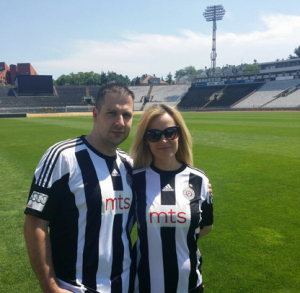 VERIDBA ISPOD ‘JUGA’: Beogradski ‘hram fudbala’ svedočio o ljubavi dvoje Partizanovaca (FOTO)