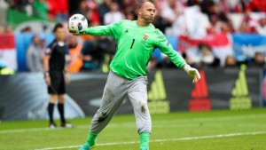 HEROJ NACIJE: Mađarski ‘čovek u pidžami’ branio sa polomljenim prstom!