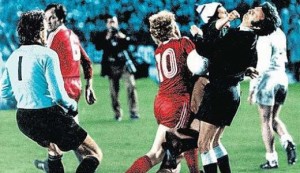 VREMEPLOV: Polufinale KEŠ u kom su Real i Bajern prvo igali fudbal, a potom boksovali (FOTO) (VIDEO)