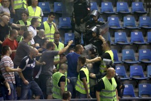 FOTO: Grobari su topovskim udarom krenuli na Delije, Delije na Grobare, a na kraju je Gudurić završio među Delijama