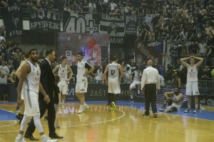 DOKAZ KOLIKO JE NAŠ SPORT NISKO PAO: Košarkaši Partizana kao na autobuskoj stanici… (FOTO)
