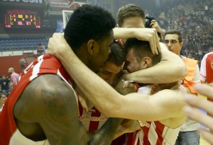 POTPUNO OPUŠTEN: Grobari su Milera gađali novčićem, evo šta je on uradio sa kovanicom (VIDEO)