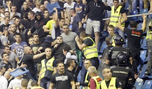 POČELO JE: Veliki obračun Delija i Grobara, povređene dve osobe (VIDEO)