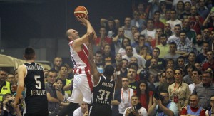 NOVA SEZONA, NOVI DRESOVI: Simonović je pogodio trojku sa klupe za rezerve, iako je imao mobilni u ruci (VIDEO)