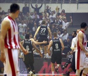 GROBARI KORISTE MOMENAT: A nisu zvezdaši hteli da poslušaju svog ‘Barda’… (FOTO)