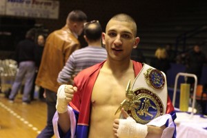 PO MMA PRAVILIMA: Svetski šampion u kik boksu „poslagao“ trojicu MMA boraca (VIDEO)