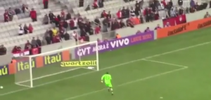 GOLMAN ‘PAUK’: Prvo je jedva sprečio autogol, a onda se upetljao u mreži i jedva izašao iz nje (VIDEO)