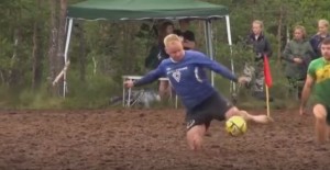 SAMO U RUSIJI: Ovako se igra močvarni fudbal (VIDEO)