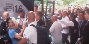 KAO DA SU ROK ZVEZDE: Pokušao da zagrli Zidana, našao se na patosu (VIDEO)