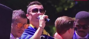 NEĆEŠ SE TI HLEBA NAJESTI OD PEVANJA: Pogledajte kako peva Kristijano Ronaldo (VIDEO)