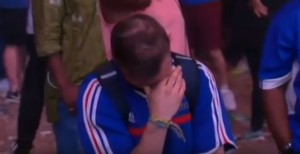 SRCEPARAJUĆE I DIRLJIVO: Kako je mali Portugalac utešio navijača Francuske (VIDEO)