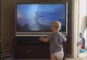 KAKVA MOTIVACIJA: Još je u pelenama, a gleda Rokija i cepa sklekove (VIDEO)