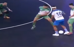 MAJSTOR: Ronaldinjo pokazao da nije ništa manji ‘mađioničar’ kada se nađe na futsal terenu (VIDEO)