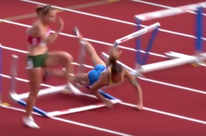 ŽESTOK PAD: Lepa švedska sprinterka poletela pravo u preponu! (VIDEO)