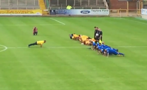 ZA POČETAK MEČA – SKLEKOVI: Ovakav uvod u utakmicu do sada sigurno niste videli (VIDEO)