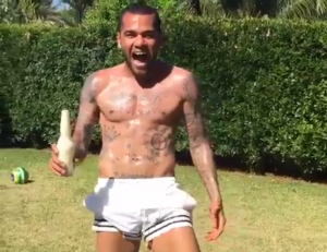 LUD, LUĐI, DANI ALVEŠ: Kada Brazilac otvara pivo na svoj način – pršti na sve strane! (VIDEO)