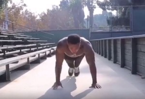 ČOVEK ZVER: Pogledajte ovu mašinu za sklekove! (VIDEO)