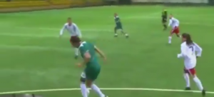 SMEŠNA STRANA FUDBALA: Vezali su im elektro šokove za noge i pustili ih u trku za loptom (VIDEO)