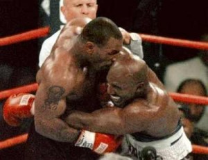 NAVIJAČI U TRANSU, SPREMA SE SPEKTAKL: Majk Tajson i Ivander Holifild ponovo ulaze u ring! (VIDEO)