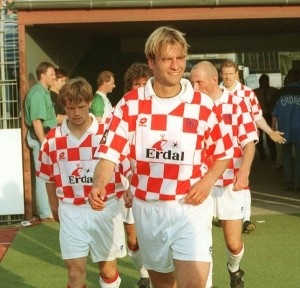 VREMEPLOV: Jirgene, zar je moralo tako? Klop je sam sebi srušio najveći igrački san (VIDEO)