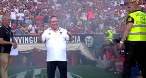 DA SE NAJEŽI ČOVEK: Nije fudbaler, nije zvezda, a priređen mu je veličanstven oproštaj (VIDEO)