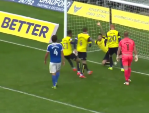 LUĐA PROSLAVA NIJE VIĐENA: Dao gol iz penala i stao na gol-liniju da ‘objasni’ golmanu… (VIDEO)