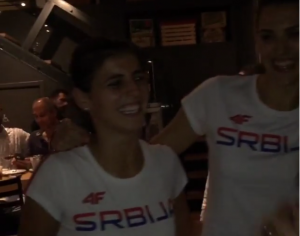 EMOCIJE I SUZE U KAFANI: Srpske košarkašice plakale i slavile uz dobro poznatu pesmu (VIDEO)