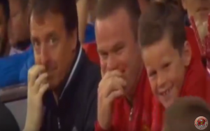 KOMEDIJA: Depaj se obrukao pokušajem ‘makazica’, a reakcija Vejna Runija je sve ‘začinila’… (VIDEO)