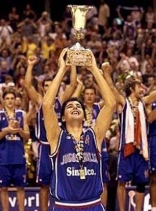 NA DANAŠNJI DAN: Bodiroga podigao pehar, Teova trojka „sa parkinga“ (VIDEO)