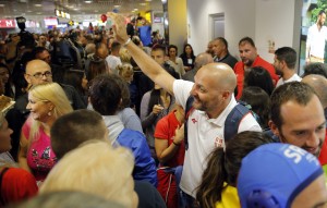 DA SE NAJEŽIŠ: Srpski olimpijci dočekali predsednika Tomislava Nikolića pevajući ‘Bože pravde’ (VIDEO)