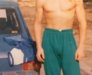 NIKAD NE BISTE POGODILI: Ko je momak pored plavog „stojadina“? (FOTO)