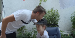 SUZE SAME KREĆU: Jedina želja bolesne devojčice je bila da upozna Sašu Ilića! (VIDEO)