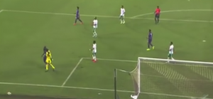 LUD ČOVEK: Golman se iznervirao što ga je protivnik driblao, prvo ga nabo, pa mu zario krampone u leđa (VIDEO)