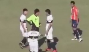 KOME ĆEŠ TI CRVENI? Igrač izubijao sudiju, ovaj izdržao na nogama! (VIDEO)