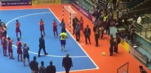 SRCEPARAJUĆA SCENA: Brazil je ispao, Falkao zaplakao, a onda je usledilo nešto neverovatno! (VIDEO)