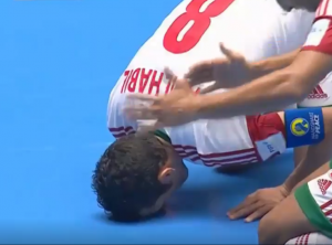 UMETNOST SA LOPTOM: Novi spektakularan gol u futsalu koji tera na naklon do poda (VIDEO)