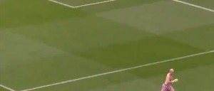 BIZARNI PERFORMANS: Golišavi navijač bežao od razjarene ribe! (VIDEO)