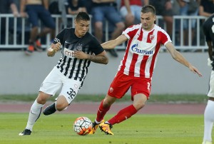 NAJLEPŠA SLIKA DERBIJA: Ovo je prava ljubav prema fudbalu! (FOTO)