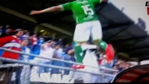 KANTONA BI BIO PONOSAN: Argentinac skočio na tribine i napao navijača, preti mu zatvor (VIDEO)