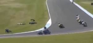 STRAVIČNO: Motociklista pregažen preko glave na stazi (VIDEO)