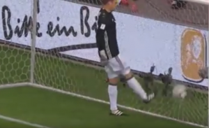 MANUEL NOJER JE INTERNET HIT: Pokušao da izvede trik sa loptom, a ona mu završila na faci (VIDEO)