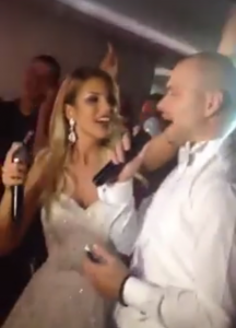 DA SE NAJEŽI SVAKI GROBAR: Crno-bela svadba i pesma mladenaca je pravi hit na internetu! (VIDEO)