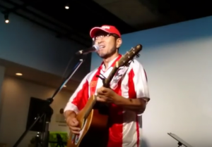 POTPUNI HIT: Japanac obukao dres Zvezde, otpevao poznatu pesmu Delija, pa isprozivao Grobare! (VIDEO)